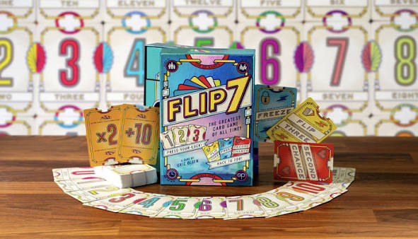משחק הקלפים Flip 7 מוצג על שולחן עם קלפים צבעוניים ואביזרי משחק